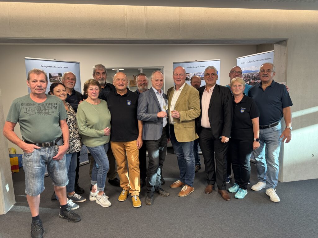 Eine Gruppe von Zeidnern vor den Rollups der Zeidner Kirchenburg - Foto privat